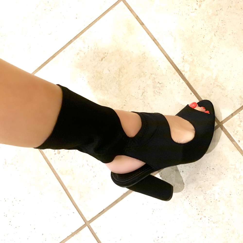 NEW! Sexy heeled booties!